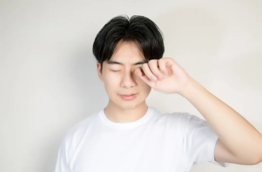千萬(wàn)不要大意！早上起床“眼屎”增多，當(dāng)心是這些眼??！