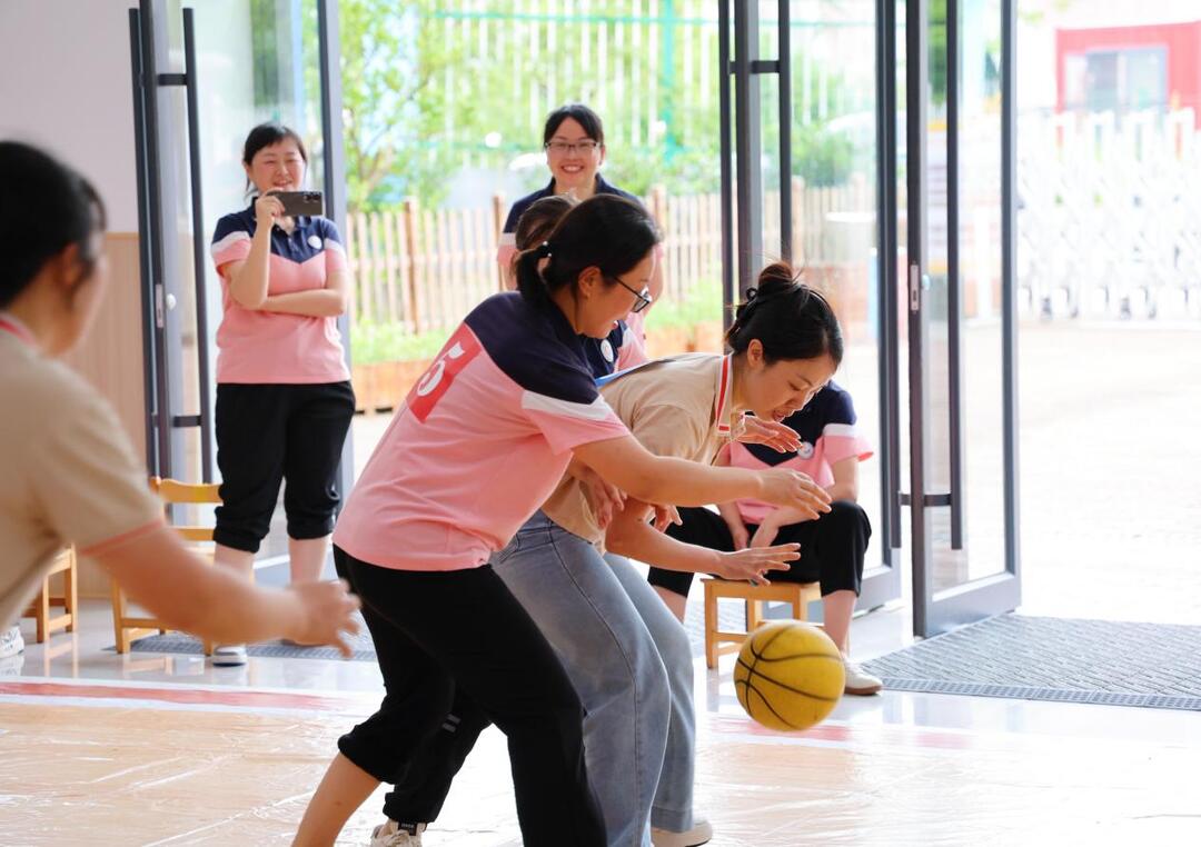 龙山县第一幼儿园工会举办教职工篮球比赛