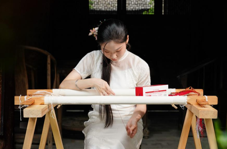 御泥坊与湘绣跨界合作，国货美妆突围同质化