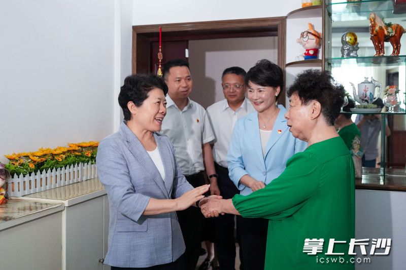 吴桂英开展“七一”走访慰问并为基层党支部讲党课