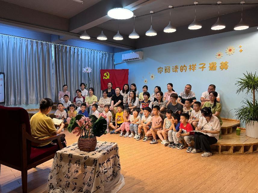 薪火相传守初心 红色基因润童心——长沙市人民政府机关荷花幼儿园开展退休党员讲故事活动