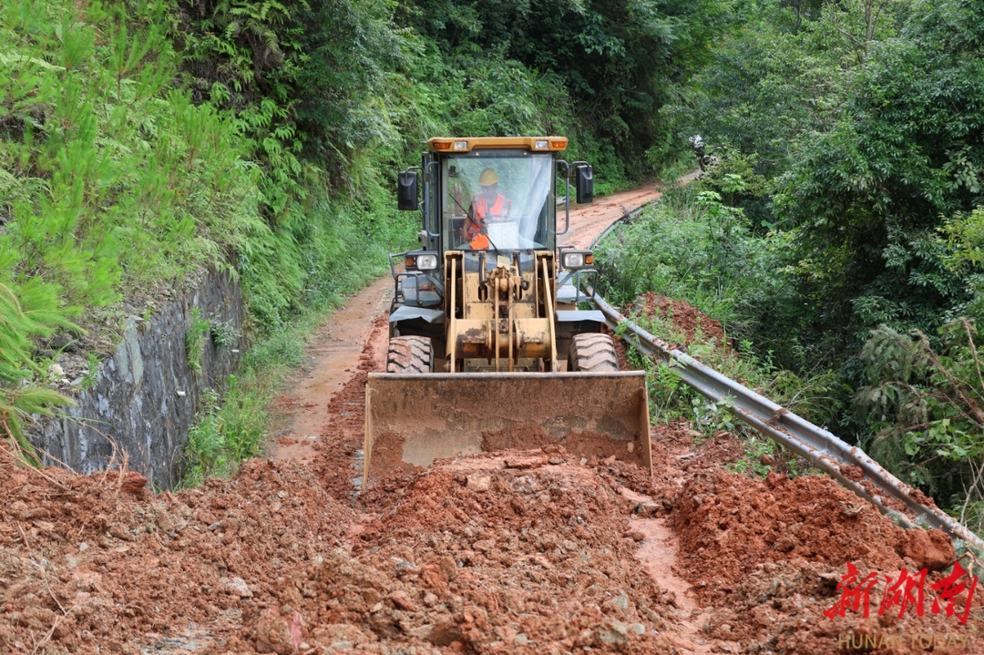 通道：全力搶修保暢通，災(zāi)后道路設(shè)施恢復(fù)工作高效推進(jìn)