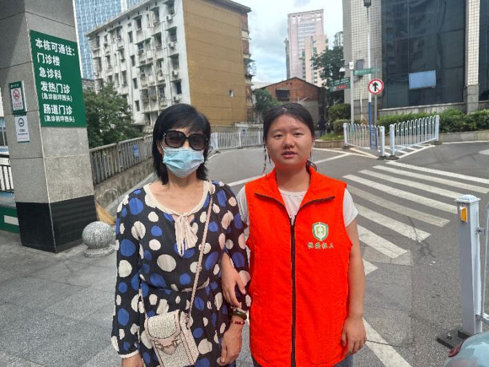 社區(qū)暖心陪護(hù)服務(wù)，照亮視障老人就醫(yī)之路