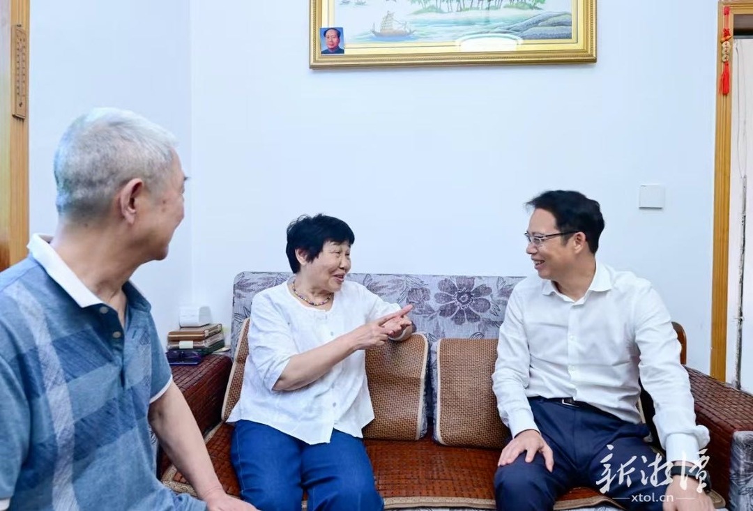 胡贺波“七一”走访慰问困难党员
