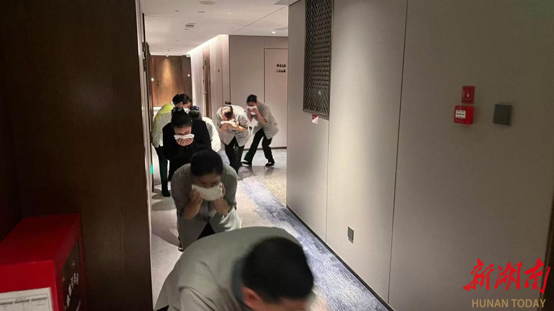 长沙军区社区：酒店消防演练动真格 员工秒变“安全卫士”