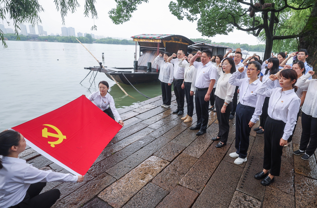【央视快评】坚持从抓作风入手推进全面从严治党