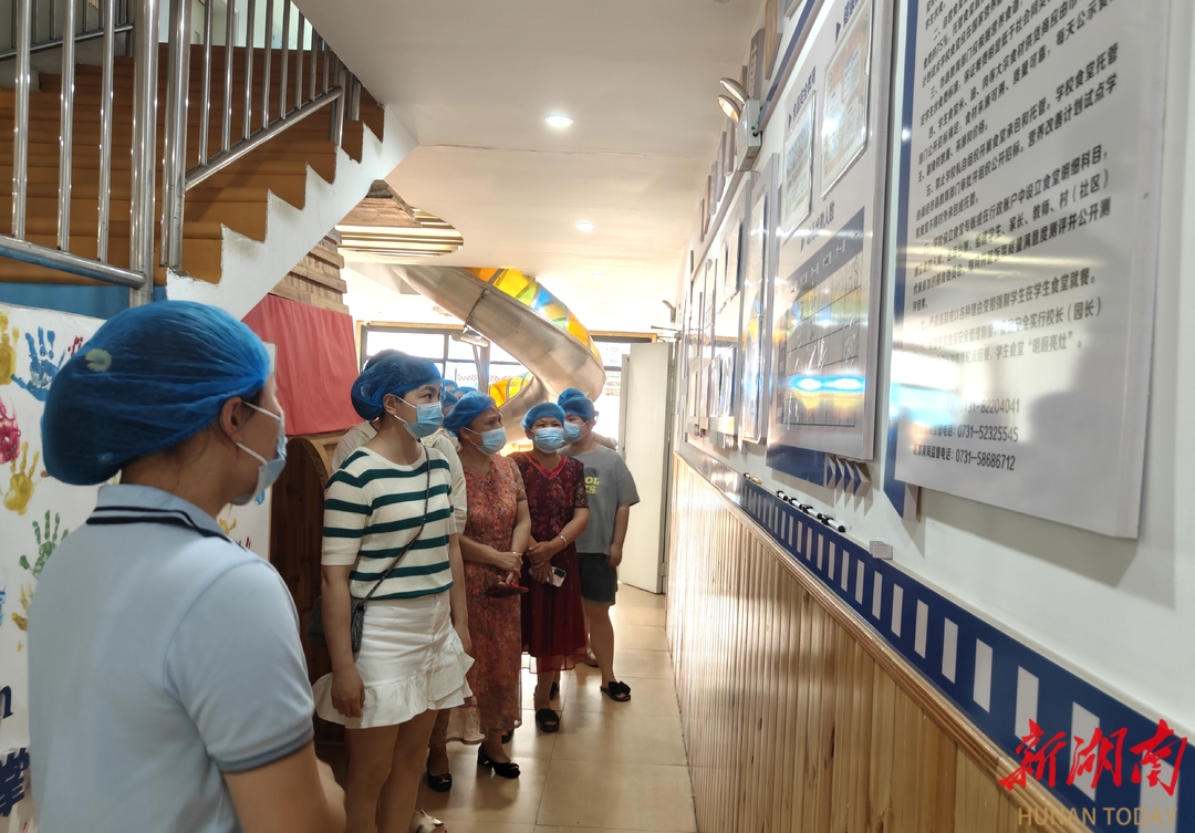 家园“食”刻，共护健康——湘潭市雨湖区滨湖西郡幼儿园开展家长陪餐活动