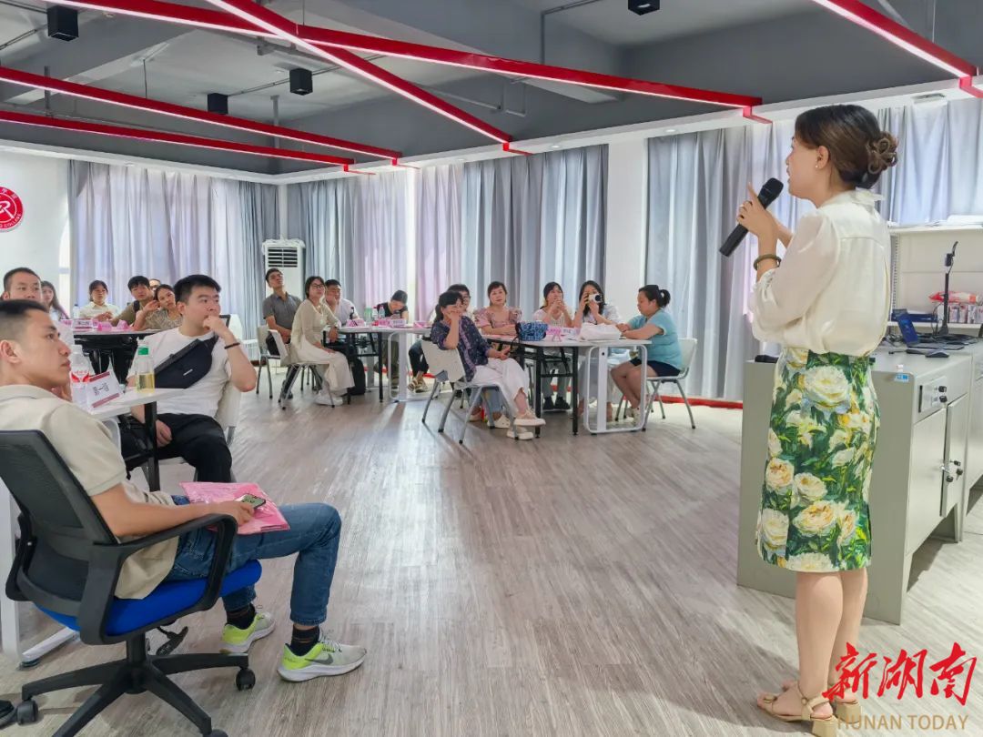 雁峰區(qū)“技能強(qiáng)企 發(fā)展賦能”短視頻制作及直播培訓(xùn)班火熱開班