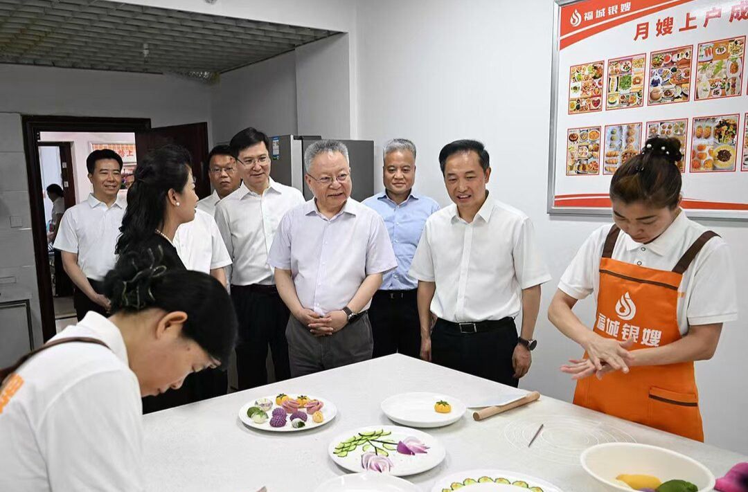 沈晓明围绕以人为本的新型城镇化开展“十五五”规划专题调研