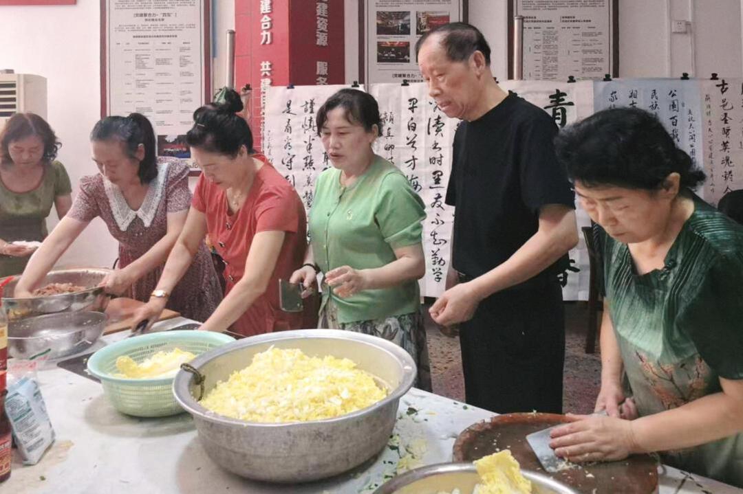 銀發(fā)聚力慶七一 巧手包餃映初心