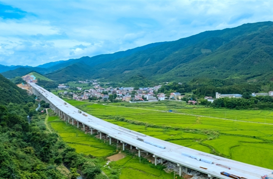 Carriageway Construction of Lingling-Daoxian Expressway Grand Bridge Completed