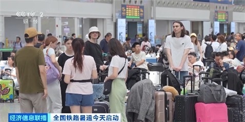 “平稳、快速，很棒！” 中外游客点赞“暑运版”高铁