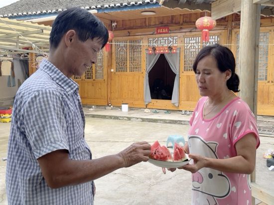 中方縣：荊坪古村施工隊戰(zhàn)酷暑攻堅項目 民眾自發(fā)慰問工人 