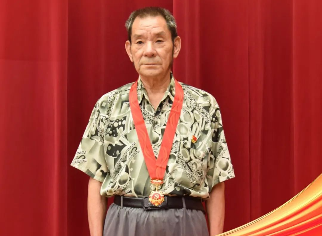 婁底中院推出海報專題，致敬身邊榜樣黨員干警