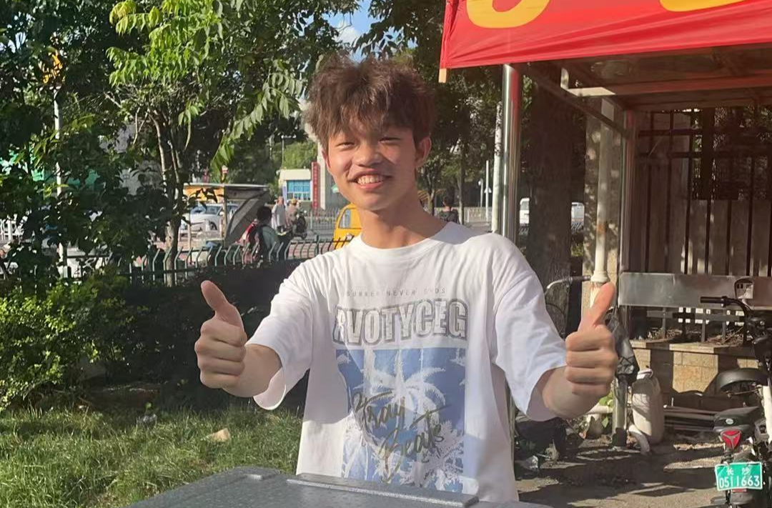 告別考場后，他在校門口賣起了豆花！來看長沙高三學(xué)子的擺攤?cè)粘? border=