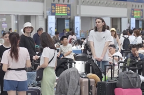 “平稳、快速，很棒！” 中外游客点赞“暑运版”高铁