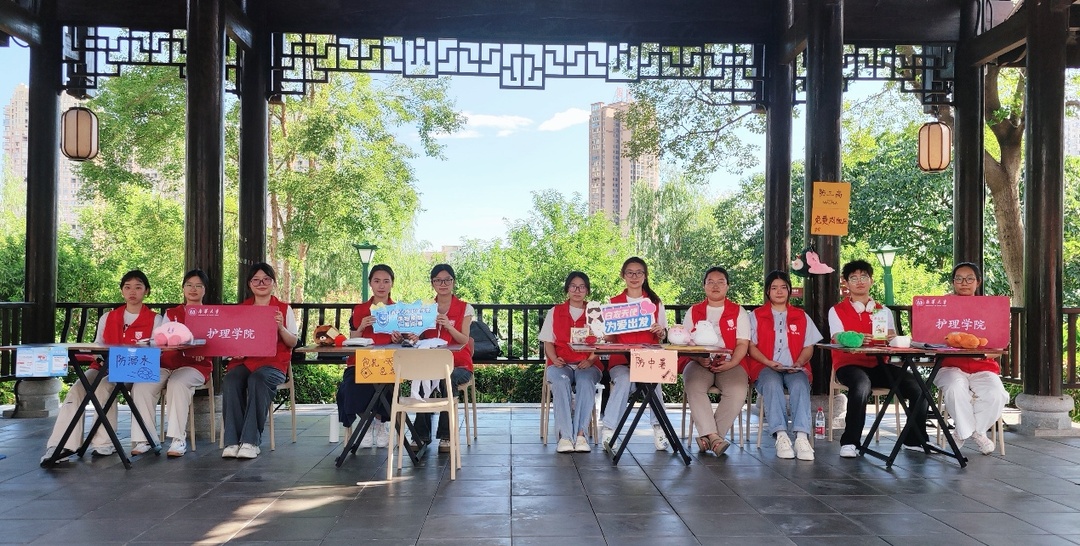 南華學(xué)子在衡陽東洲島景區(qū)開展急救知識宣傳教育