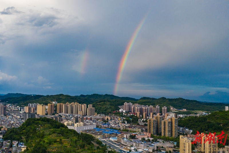 雙彩虹懸掛天空