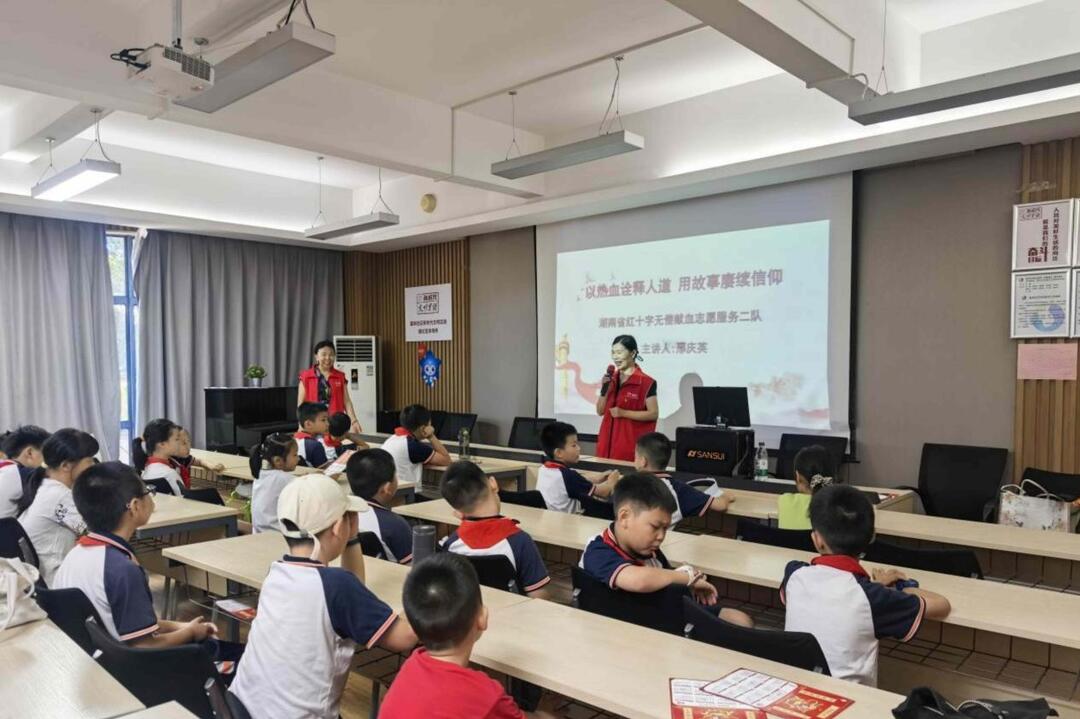 暑期實(shí)踐添“紅”色，青少年聆聽(tīng)“五老”講述革命歲月