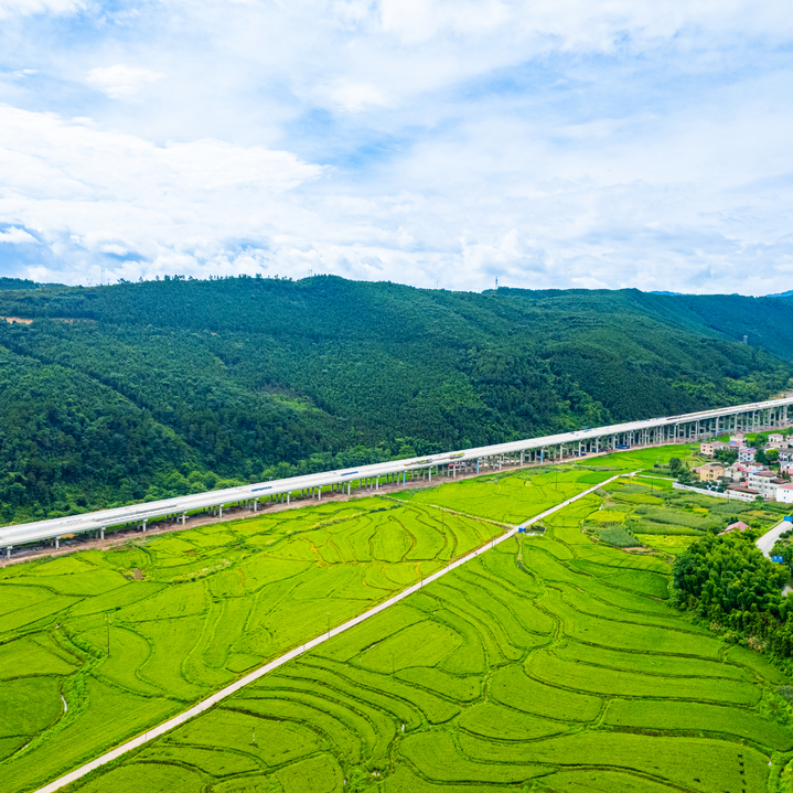 零道高速全线首座特大桥顺利贯通