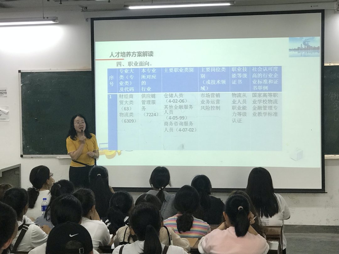 杏壇耕耘三十載，培育桃李綻芬芳——記湖南現(xiàn)代物流職業(yè)技術(shù)學(xué)院教師吳春平