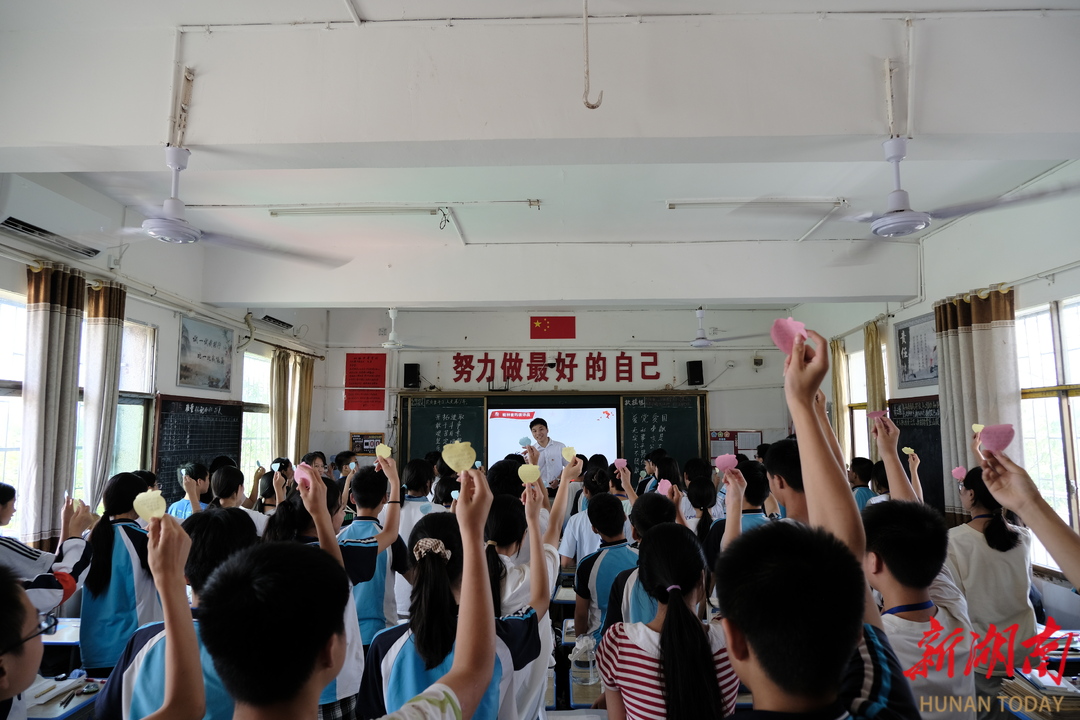 衡南選調(diào)生宣講團進校園開講“湘”村微黨課