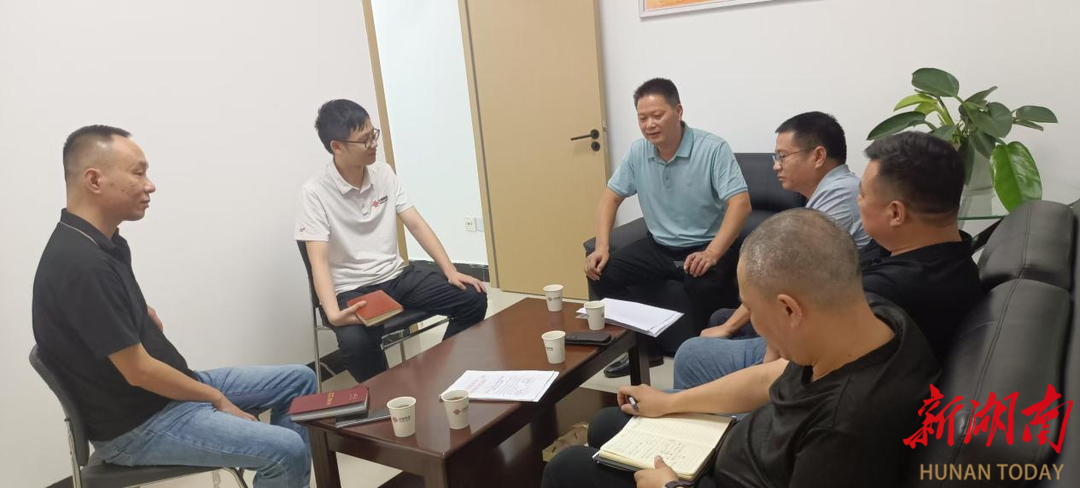新化县发改局组织开展电力杆塔附挂线缆清理整治工作