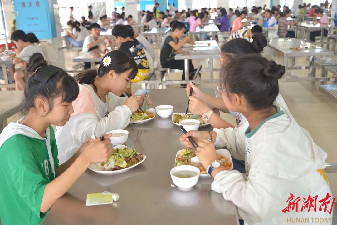 从“吃得饱”到“吃得安”“吃得香”——宁远“校园餐”变革记