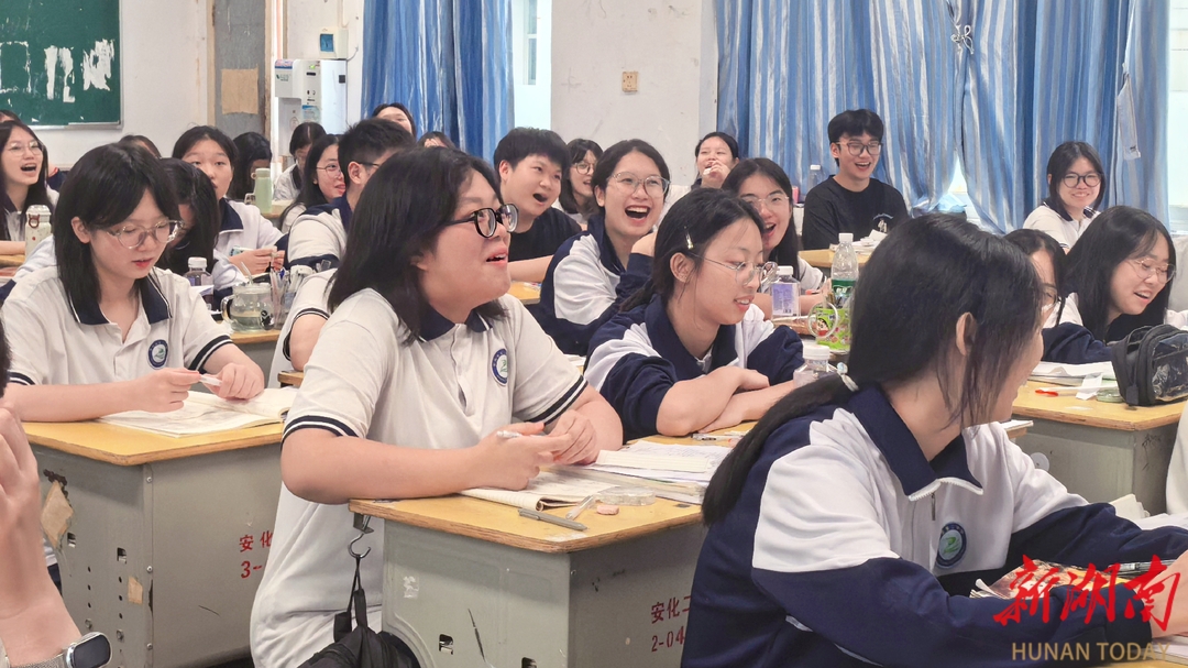 “安选之声”安化选调生青年宣讲团校园宣讲震撼人心：23名成员用成长故事点燃千名学子梦想