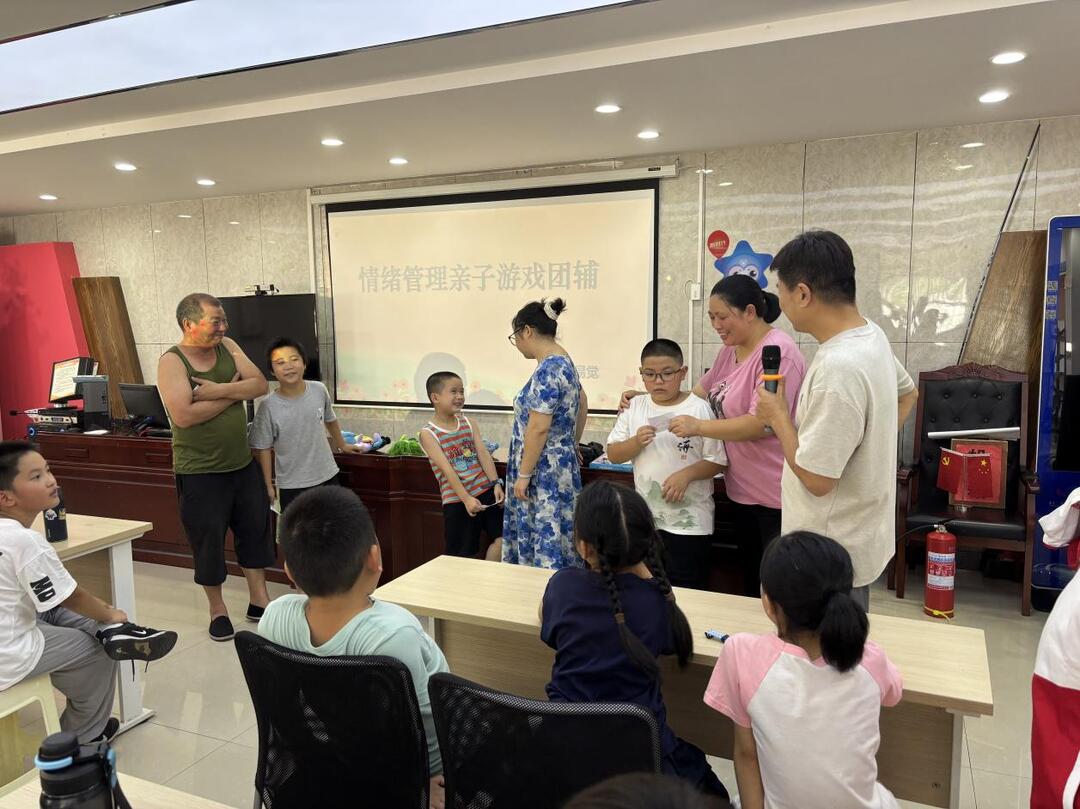 把情緒畫(huà)進(jìn)畫(huà)里！黑石鋪街道一力社區(qū)親子團(tuán)輔玩出心靈火花