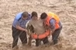 “我重，我去！”突降暴雨女子被困河中 生死瞬间民警紧急救援