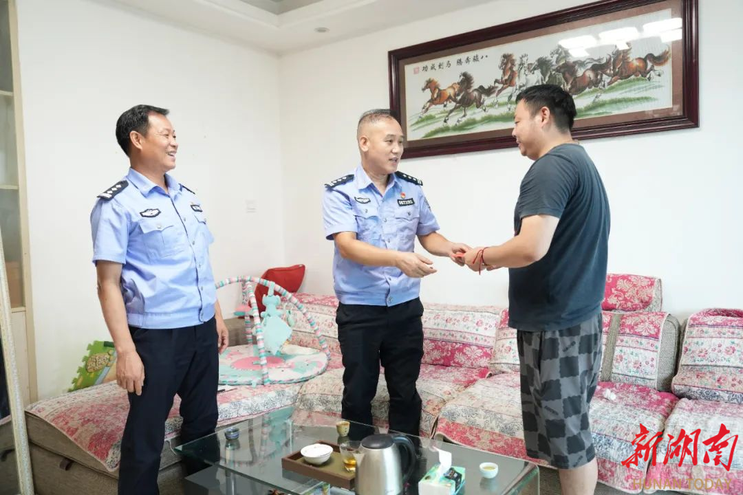 洞口县公安局党委开展“七一”走访慰问活动