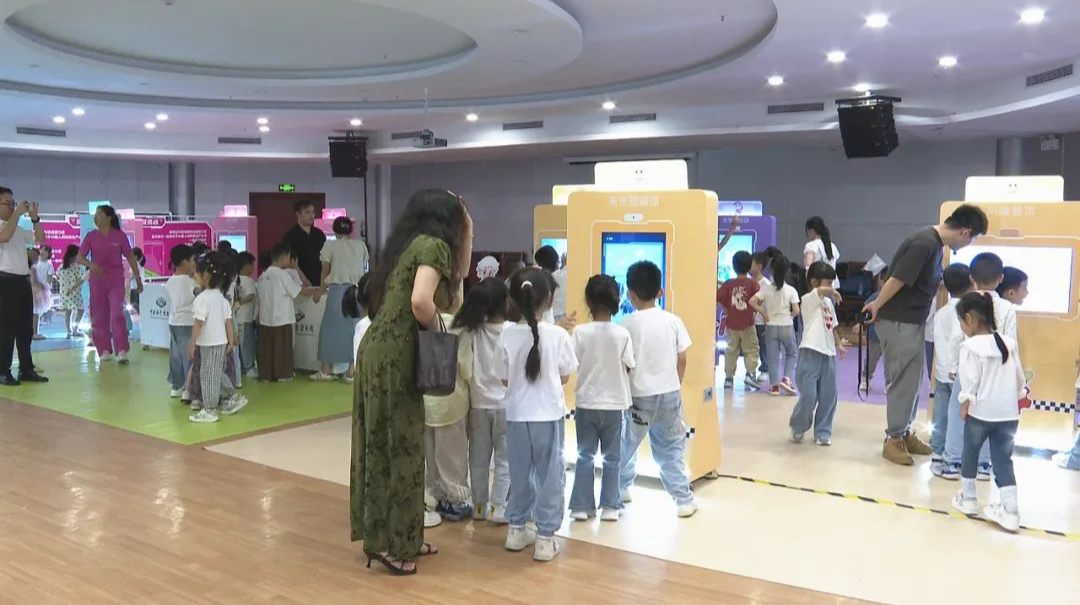 “AI星球奇遇记”2025年全国巡展行动走进汝城