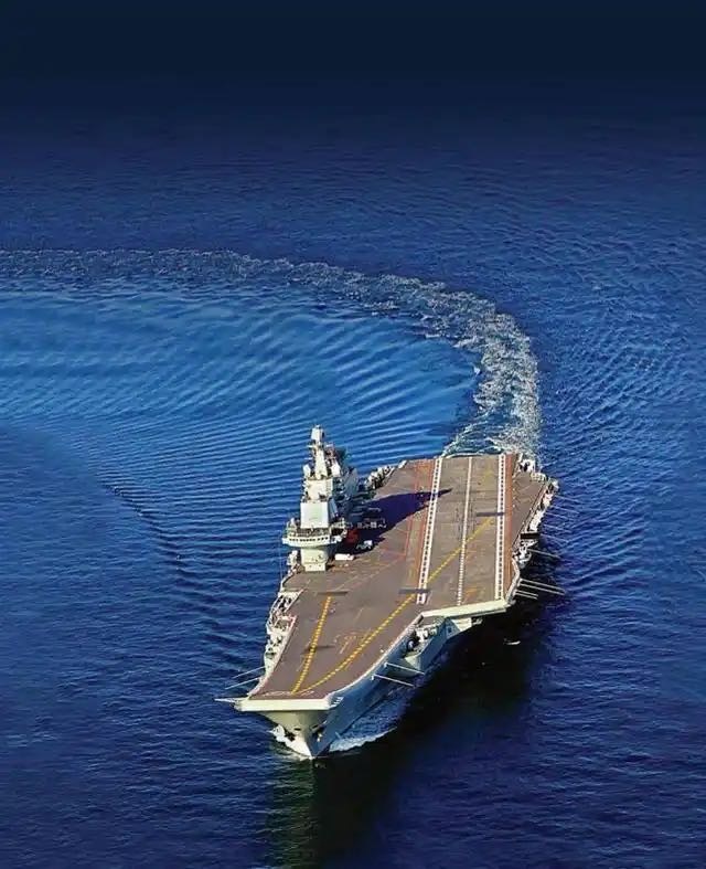 中國海軍山東艦航母編隊(duì)抵達(dá)香港