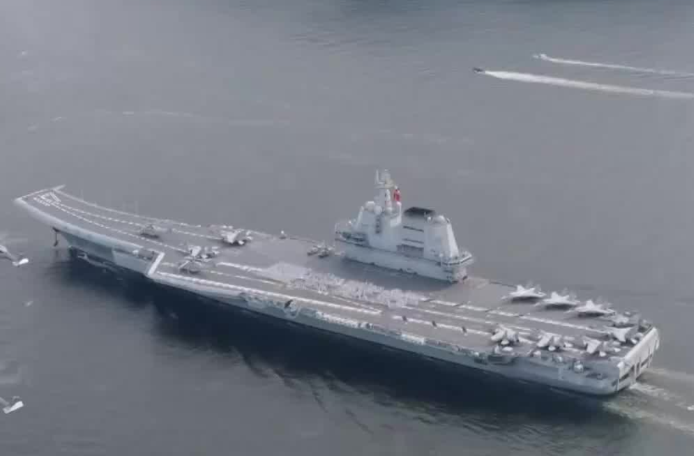 甲板上的深情告白！山東艦官兵排出“國安家好”字樣