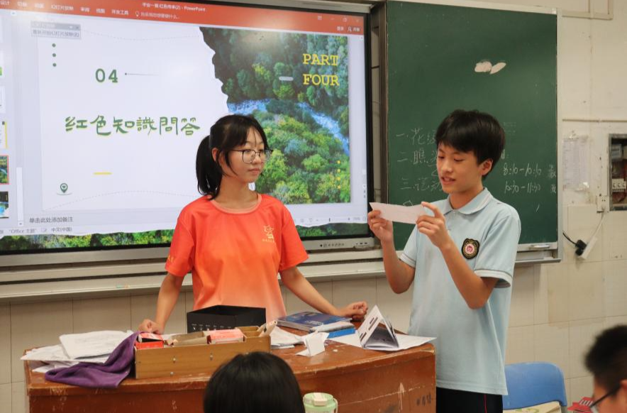 单腿眼镜与高低大床，这群大学生以毛泽东的旧物作红色教材