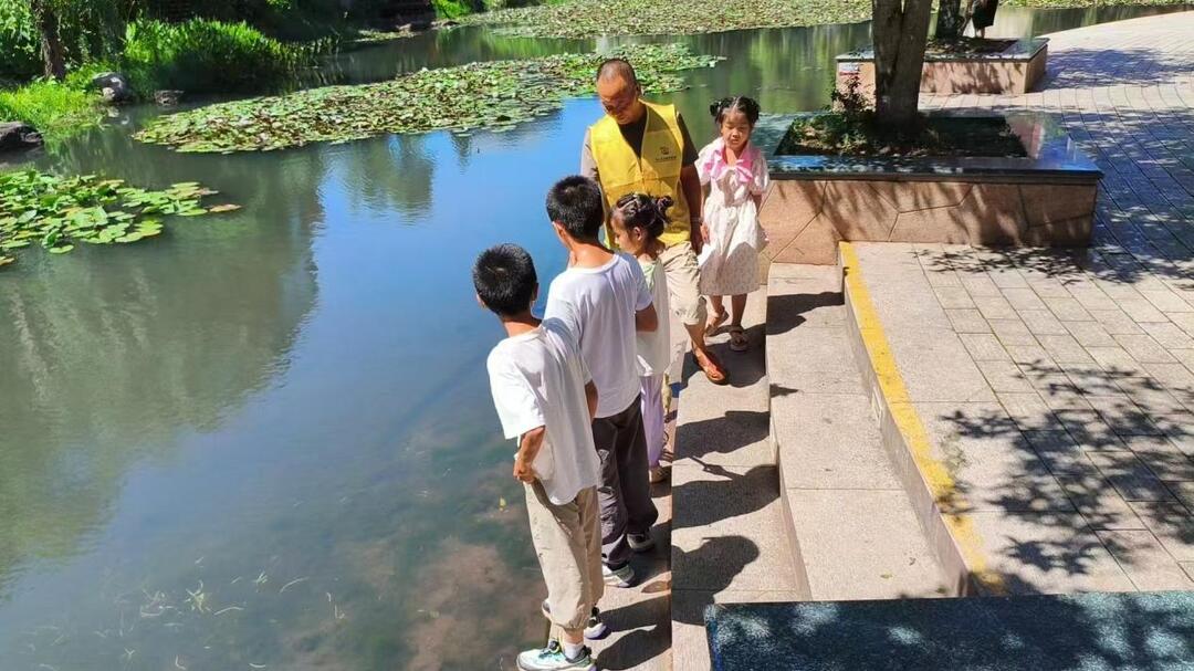 云塘社區(qū)：志愿網(wǎng)格員化身“安全衛(wèi)士”筑牢防溺水“安全網(wǎng)”