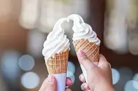 吃冰激凌导致“脑结冰”！科学吃冰才能安全消暑