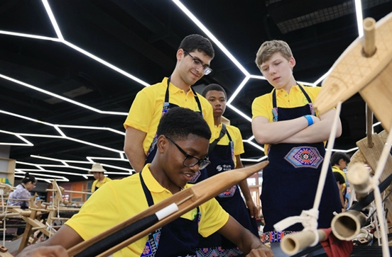 Foreign Students Experience Tujia Brocade Weaving Techniques