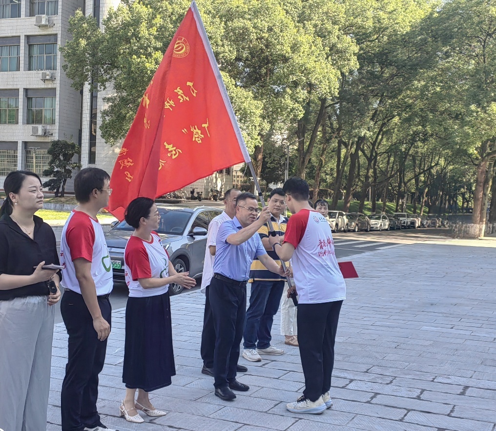 深耕十八洞，探尋鄉(xiāng)村振興新路徑——吉首大學商學院舉行暑期“三下鄉(xiāng)”社會實踐活動出征儀式
