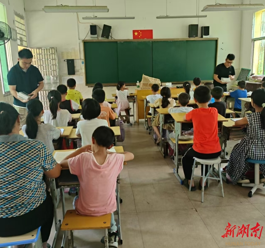 一份特殊的暑假礼物——湖南日报社工作队向资兴州门司镇波水学校捐赠2万元图书