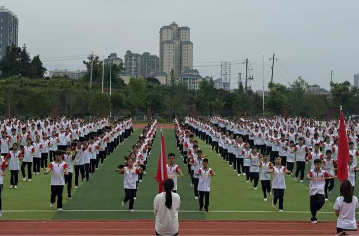 “陸地龍舟”開進(jìn)校園！麻陽這群學(xué)生把課間操玩出新花樣