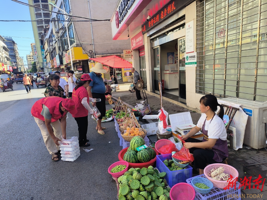 益陽(yáng)市東部新區(qū)志愿者協(xié)會(huì)開展送清涼活動(dòng)