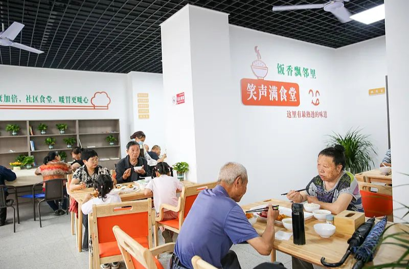 社區(qū)食堂，想說(shuō)“愛(ài)你”不容易