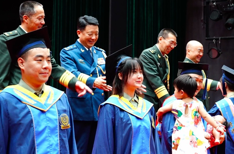 一手一個(gè)“奶娃娃”，國(guó)防科大學(xué)員帶兩娃參加畢業(yè)典禮，“幸福是雙倍的”！
