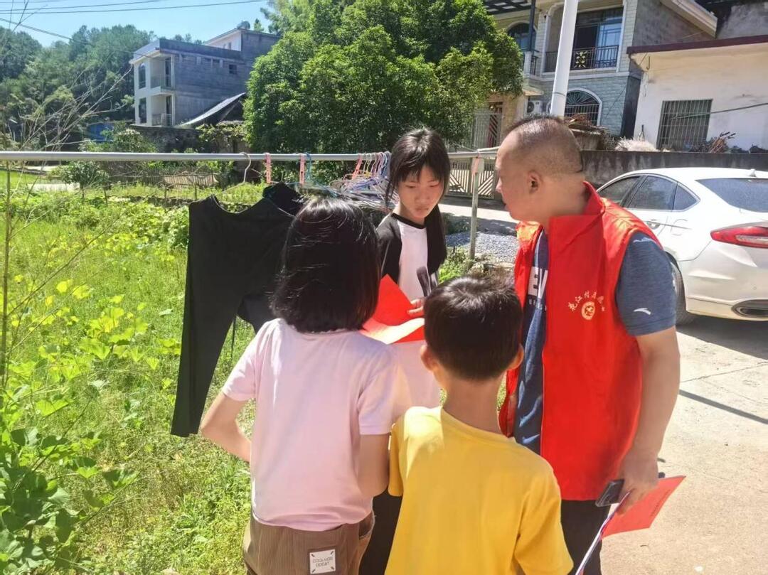 邵陽縣應(yīng)急管理局深入聯(lián)系村開展走訪慰問暨暑期防溺水宣傳活動