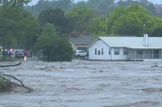 美国得克萨斯州“灾难性”洪水已致13人死亡、约23人失踪