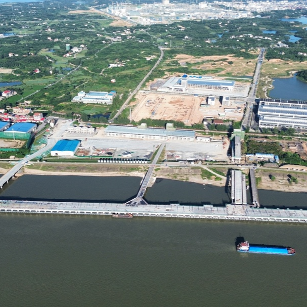 岳陽(yáng)港道仁磯碼頭約2萬(wàn)平方米主體面層澆筑完成