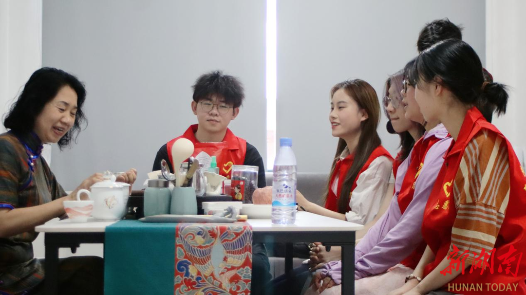 湘大學(xué)子VR賦能釉下五彩瓷新生