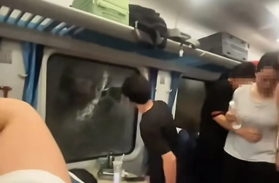 K1373次列车乘客砸窗通风，官方通报事件详情：铁路公安已对砸窗男子批评教育